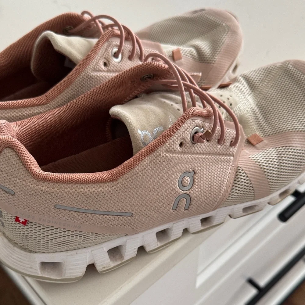 On Running Women's Athletic Shoes - Picture 6 of 8